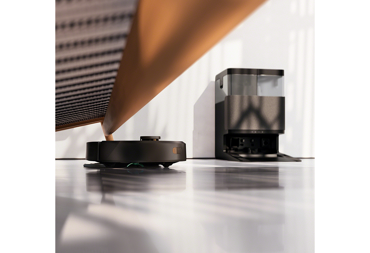 Παρουσιάζεται το ρομπότ κάτω από έναν καναπέ.